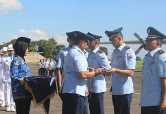 Dandepohar 10 Kolonel Tek Iman Prayogo saat sertijab Dansathar 12 dan Dansathar 15 di Bandung 