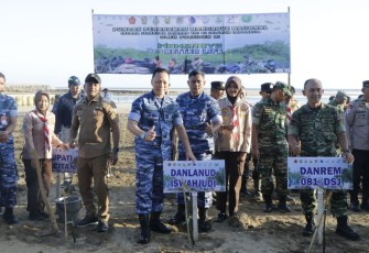 Danlanud Iswahjudi Marsekal Pertama TNI Irwan Pramuda tanam mangrove serentak di pantai Soge Pacitan, Senin (15/5)