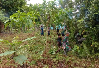 Kerja bakti pembersihan lingkungan di kampung Trikora