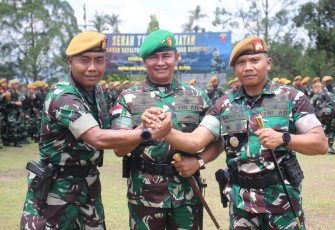 Pangdam XII/Tpr Mayjen TNI Iwan Setiawan usai sertijab Danyonarmed 16/Tumbal Kaputing