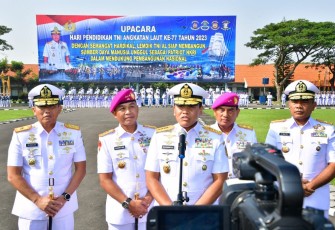 Kasal Laksamana TNI Muhammad Ali saat memberikan keterangan pers di Surabaya, Rabu (17/5)