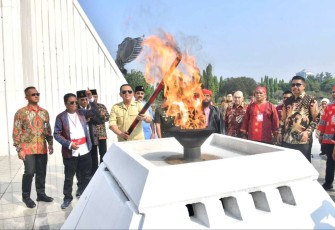 Bambang Soesatyo nyalakan obor peringati HUT ke 206 pahlawan nasional Pattimura di TMPN Kalibata, Rabu (17/5)