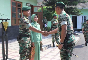 Danmenarmed 2 Kostrad Kolonel Arm Joko Setiyo Kurniawan saat melepas prajurit terbaiknya pindah satuan 