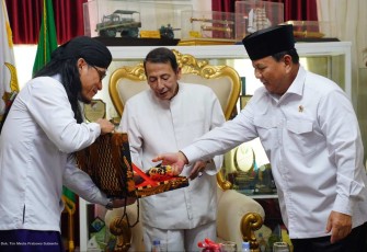 Menhan Prabowo Subianto memberikan cenderamata kepada Habib Lutfi di Pekalongan 