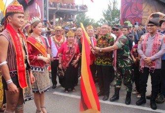 Pangdam XII/Tpr Mayjen TNI Iwan Setiawan bersama Gubernur Kalbar H Sutarmidji melepas pawai Pekan Gawai Dayak ke-37 Kalimantan Barat, Sabtu (20/5)