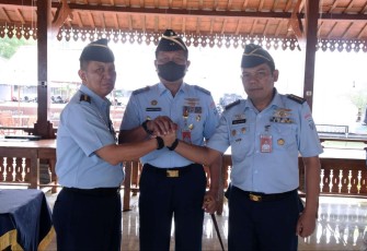 Dankoharmatau Marsda TNI Bambang Triono foto bersama usai sertijab 