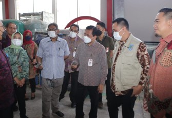 Dirjen Bangda Kemendagri Restuardy Daud (tengah) saat meninjau lokasi pengelolaan sampah terpadu di Bali