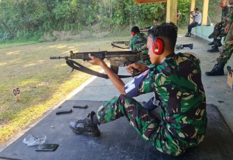 Latihan menembak prajurit Lanud Sutan Sjahrir 