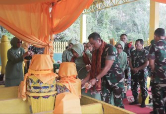 Pangdam XII/Tpr Mayjen TNI Iwan Setiawan berziarah dan tabur bunga