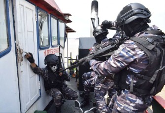 Latihan VBSS prajurit lanal Palembang