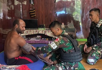 Tim kesehatan saat memberikan pelayanan kepada warga 