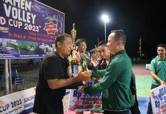 Danlanud Iswahjudi Marsekal Pertama TNI Irwan Pramuda saat memberikan piala juara turnamen Bola Volley Danlanud Cup 2023