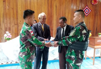 Penyerahan alkitab untuk jemaat gereja Kimei 