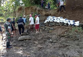 Gotong royong bangun tanggul bersama warga binaan 