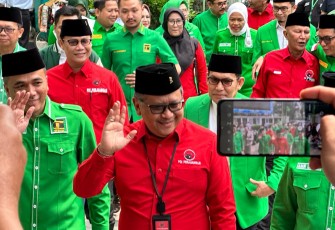 Sekjen PDIP Hasto Kristianto saat mengunjungi kantor DPP PPP di Jakarta, Senin (29/5)