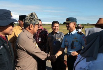Danlanud Sutan Sjahrir Kolonel Nav Saeful Rakhmat saat menyambut Mentan SYL di Padang, Selasa (30/5) 