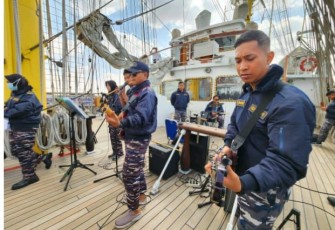 Prajurit KRI Bima Suci latihan band 