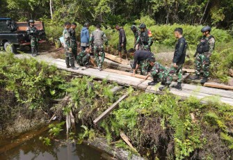 Perbaikan jembatan di Distrik Dekay