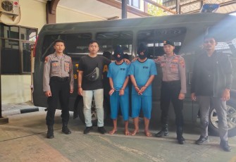 Dua orang tersangka pelaku terkait kasus dugaan pencabulan siswi di salah satu madrasah di Wonogiri berinisial M dan Y saat diamankan polisi.