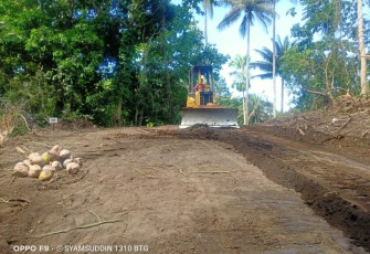 1 unit buldozer yang di kerahkan oleh satgas TMMD untuk melakukan pelebaran jalan dan perataan jalan pertanian