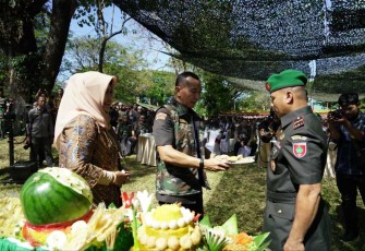 Pangdam XIV Hasanuddin Mayjen TNI Dr Totok Imam Santoso memberikan nasi tumpeng 