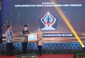 Bupati Blitar Rini Syarifah Terima Dua Penghargaan di Ajang BKN Award Tahun 2023 di Surabaya 