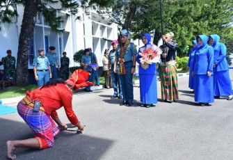 Kasal Laksamana TNI Muhammad Ali disambut tarian adat Paddupa di Lantamal VI Makassar 