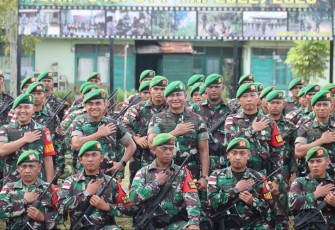 Pangdam XII/Tpr Mayjen TNI Iwan Setiawan bersama Prajurit Yonif 645/Gty