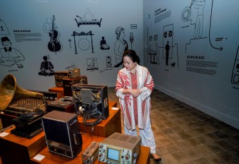 Puan Maharani Ketua DPR RI saat mengunjungi museum Lokananta Solo
