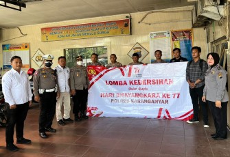 Polres Karanganyar menggelar lomba kebersihan mako menyambut Hari Bhayangkara ke-77, Selasa (13/6/2023)