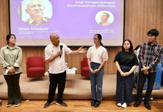 MenkopUKM Teten Masduki bersama mahasiswa ITB