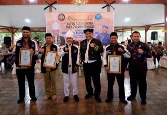 Kepala BNN RI Dr Petrus Reinhard Golose foto bersama usai menerima gelar kehormatan dari Sultan Ternate  