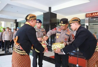Kapolda Jateng Irjen Pol Ahmad Luthfi saat menerima air suci