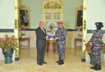 Gubernur AAL Mayjen TNI (Mar) Endi Supardi bersama Wakil Gubernur DIY KGPAA Paku Alam X  