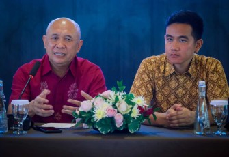MenkopUKM Teten Masduki bersama Walikota Surakarta Gibran Rakabuming Raka 
