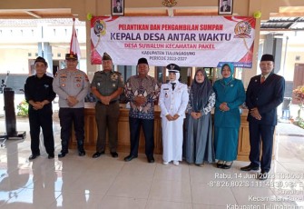 Foto bersama Pelantikan Kades PAW Suwaluh