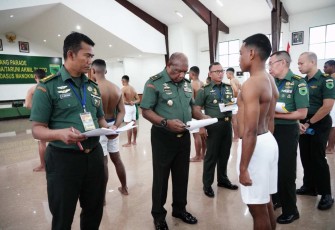 Kasdam XVIII Kasuari Brigjen TNI Yusuf Ragainaga saat sidang parade calon taruna Akmil 