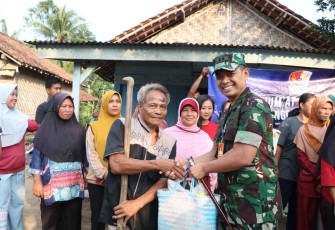 Danlanud BNY Letkol Pnb Yosi Hadi Wiyanto saat memberikan paket sembako dalam program Jum'at Berbagi 