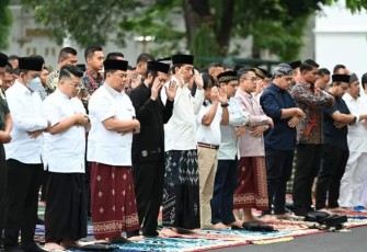 Presiden Joko Widodo saat menunaikan salat idul Adha di istana Kepresidenan Yogyakarta, Kamis (29/6)