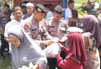 Polres Aceh Timur Bagikan Daging Kepada Anak Yatim 