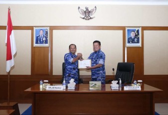 Irjenau Marsda TNI Eko D. Indarto saat menyerahkan hasil audit kinerja ke Dankoharmatau 