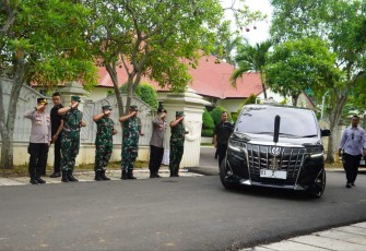 Danrem 064/MY Brigjen TNI Tatang Subarna mengantar keberangkatan Wapres KH Ma'ruf Amin 