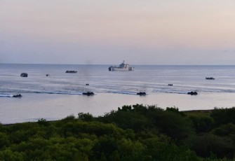 Manuver pendaratan amfibi di pantai Banongan Situbondo, Sabtu (1/7)