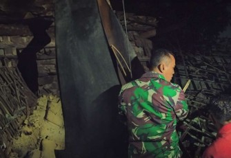 Sertu Suwito ketika pantau rumah warga terdampak gempa