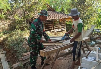 Sertu Eko Prasetyo jalin keakraban bersama warga di wilayah desa binaan 