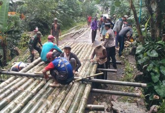 Gotong-royong bangun jembatan darurat di wilayah desa binaan 