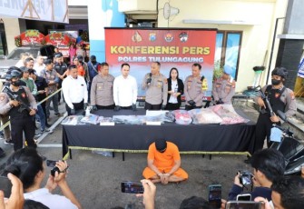 Kapolres Tulungagung AKBP Eko Hartanto SIK MH tengah memberikan keterangan saat Konferensi Pers