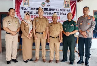 Foto bersama Danramil Wungu usai pelantikan perangkat desa binaan