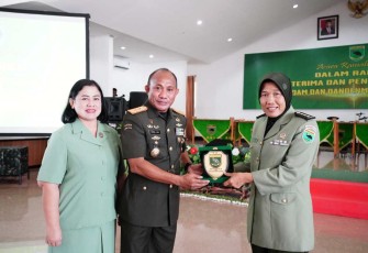 Pangdam Kasuari Mayjen TNI Gabriel Lema saat memberikan cenderamata, Senin (3/7)