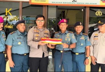 Dansatdik 3 Sorong Kolonel Mar Muchlas bersama personel Polsek Salawati Sorong